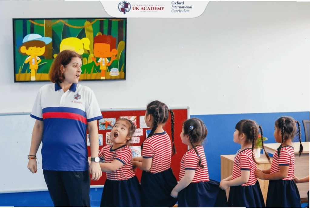 Tàu hỏa là trò chơi vận động tập thể giúp rèn kỹ năng di chuyển theo hàng
