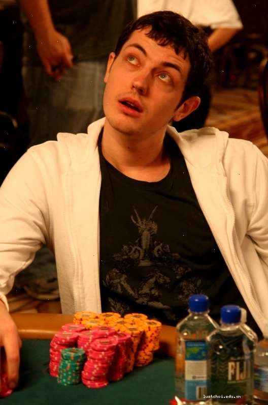 Thomas Dwan Jr. "Tôm Đú" tại bàn poker, thể hiện sự tập trung cao độ