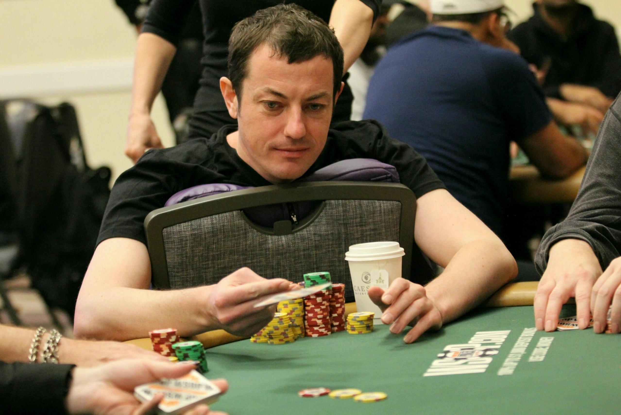 Tôm Đú "Durrrr" trong một giải đấu poker lớn, ánh mắt sắc bén và đầy quyết tâm
