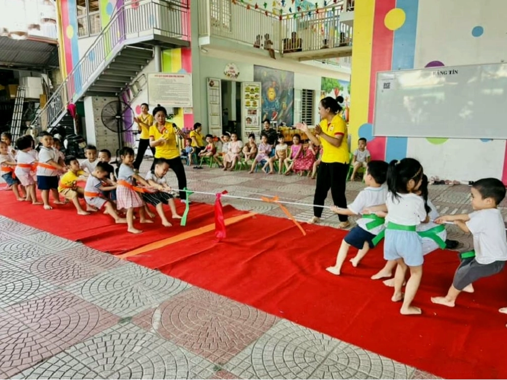Trẻ đang chơi trò chơi giáo dục vui nhộn