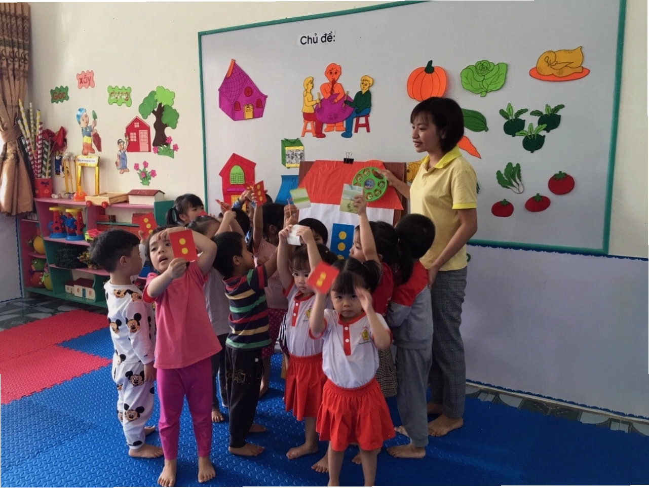Trẻ di chuyển thuyền về đúng bến có màu sắc tương ứng