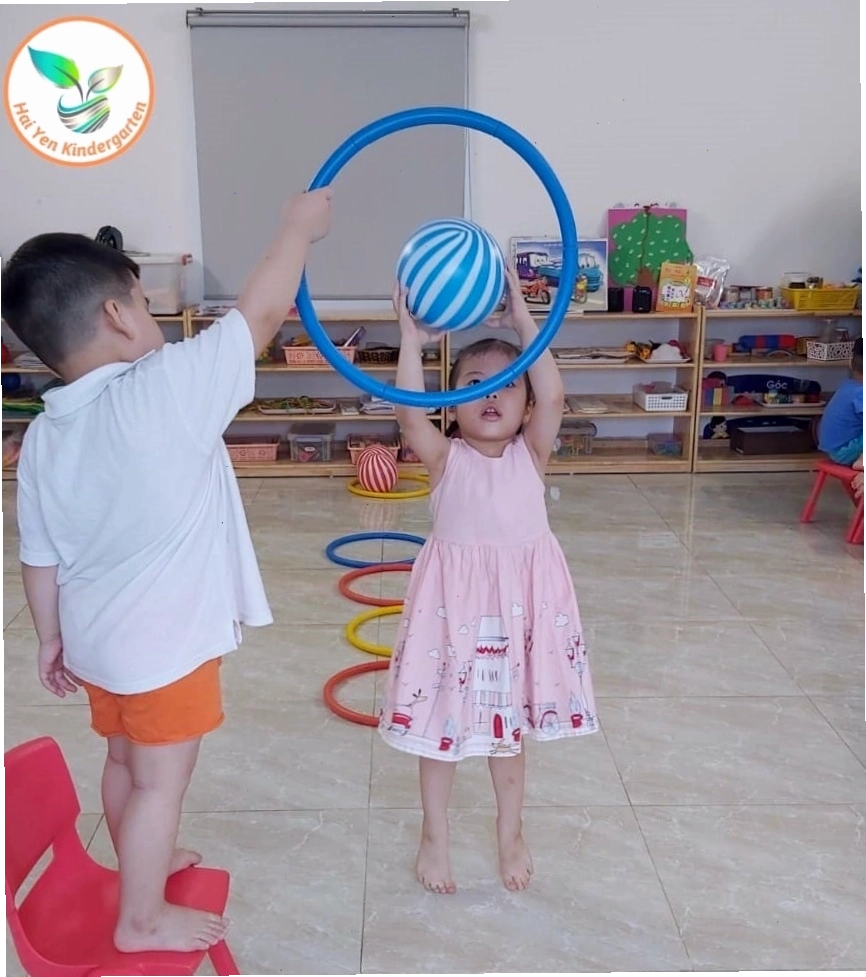 Trẻ em chia sẻ bóng trong trò chơi vận động