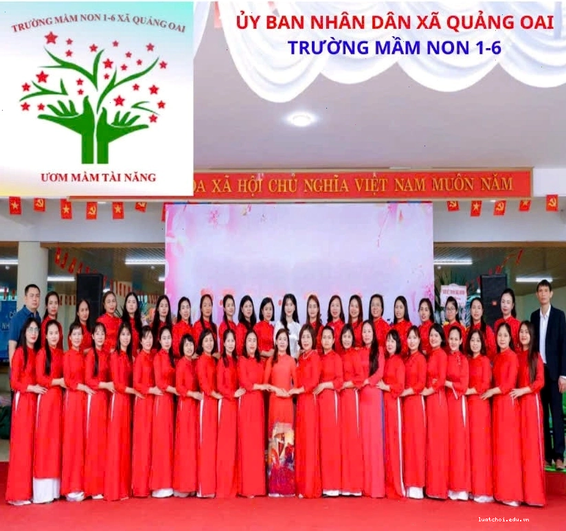 Trẻ em đang chơi trò chơi ghép hình con voi trên máy tính bảng
