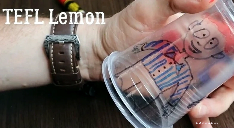 Trẻ em đang chơi trò chơi phân loại đồ vật