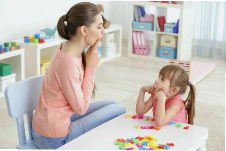Trẻ em đang hào hứng tham gia trò chơi học bảng chữ cái