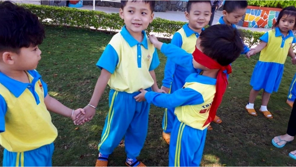 Trẻ em đang tập trung chơi trò chơi giáo dục trên máy tính