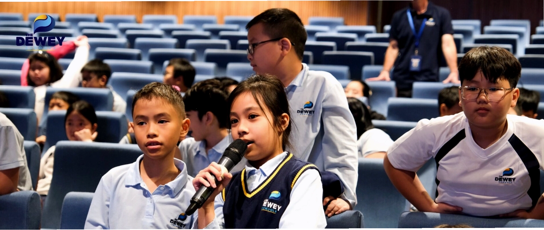 Trẻ em đang tham gia hoạt động nhóm