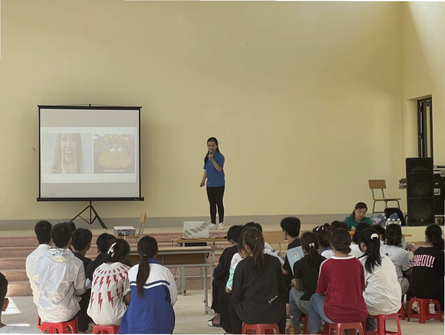 Trẻ em đang tham gia một trò chơi học tập ngoài trời