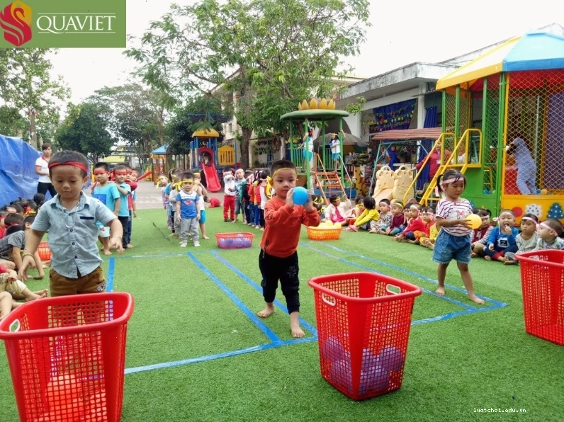 Trẻ em đang tham gia trò chơi ném bóng vào rổ tại trường học