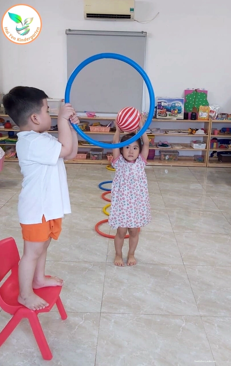 Trẻ em đang thực hiện trò chơi ném bóng qua vòng