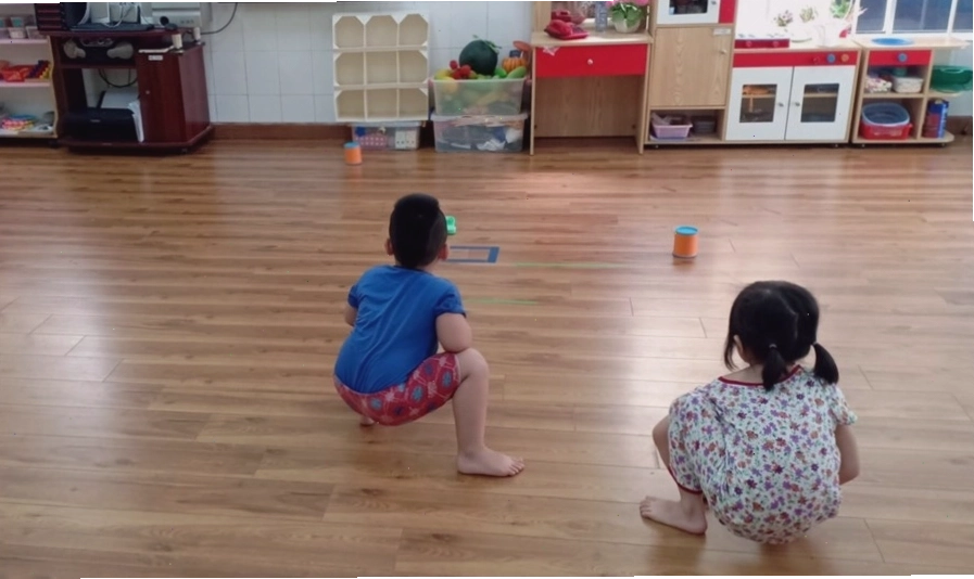 Trẻ em ném dép vào lon