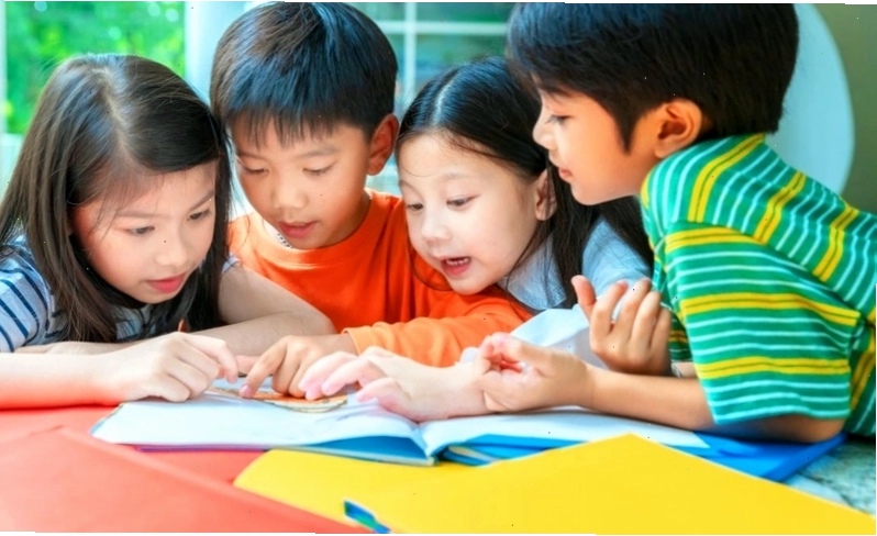 Trẻ em tham gia hoạt động học tập thông qua trò chơi