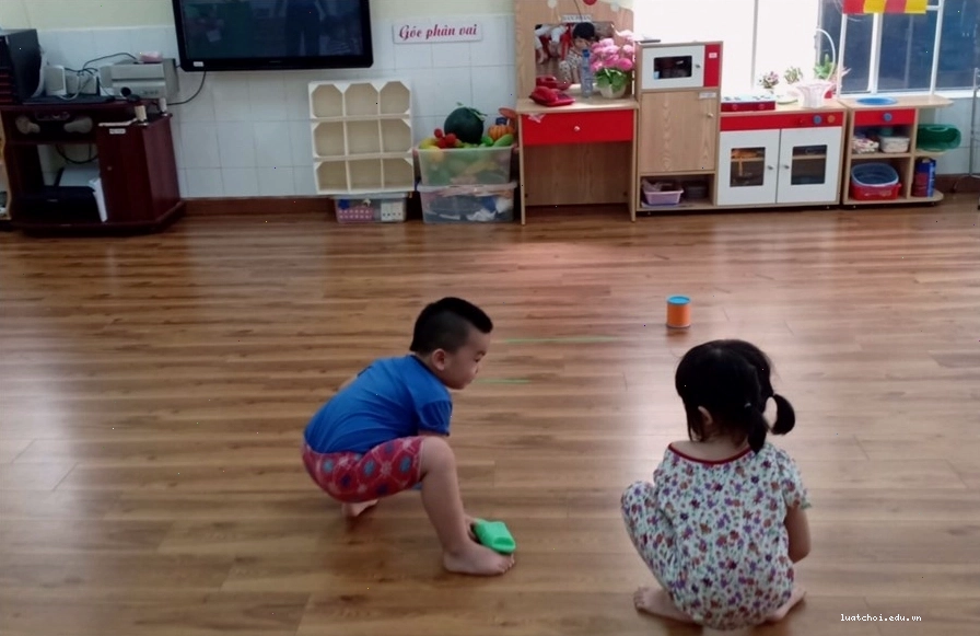 Trẻ em tham gia trò chơi tạt lon