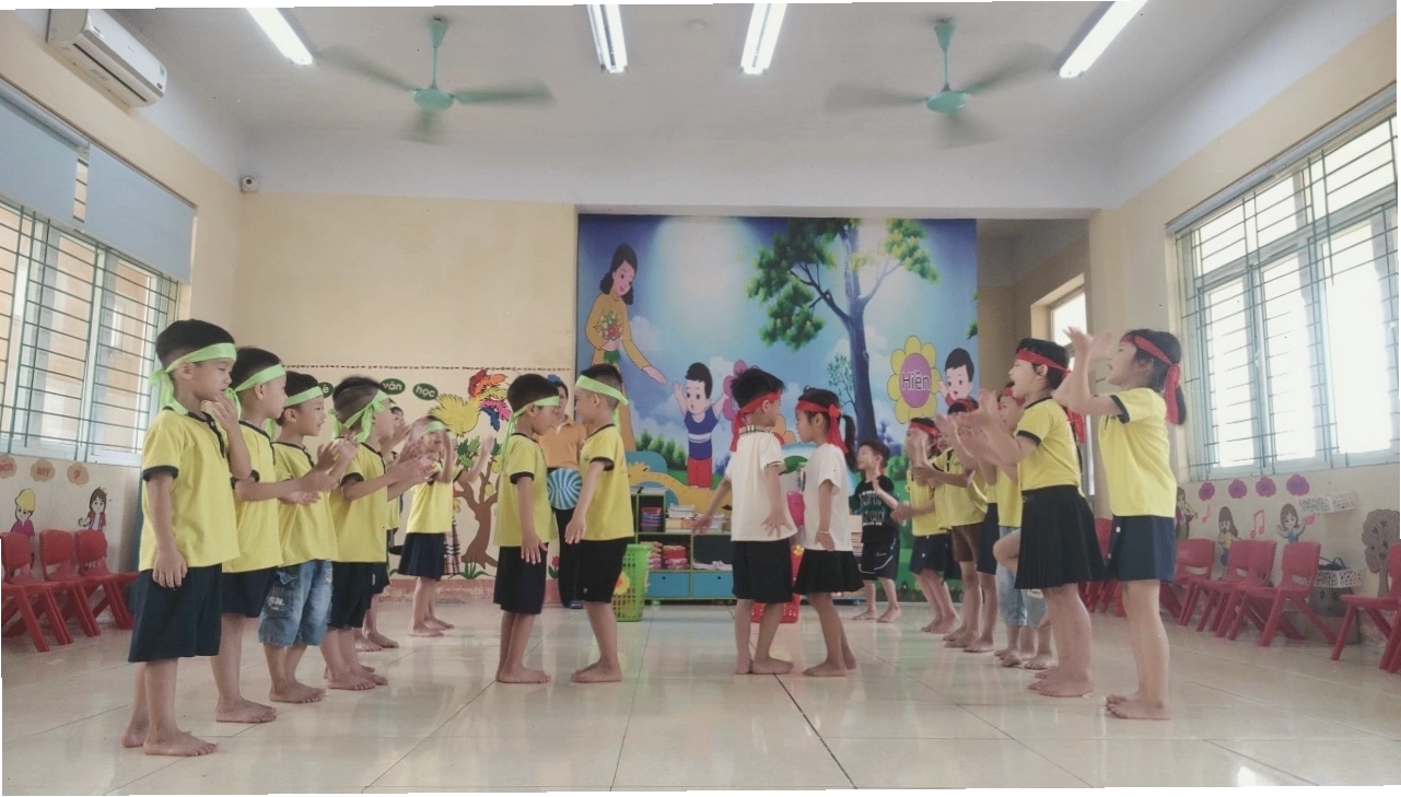Trẻ mầm non đang chơi trò chơi kẹp bóng