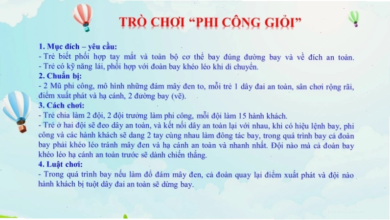 Trẻ mầm non tham gia trò chơi đóng vai cảnh sát giao thông
