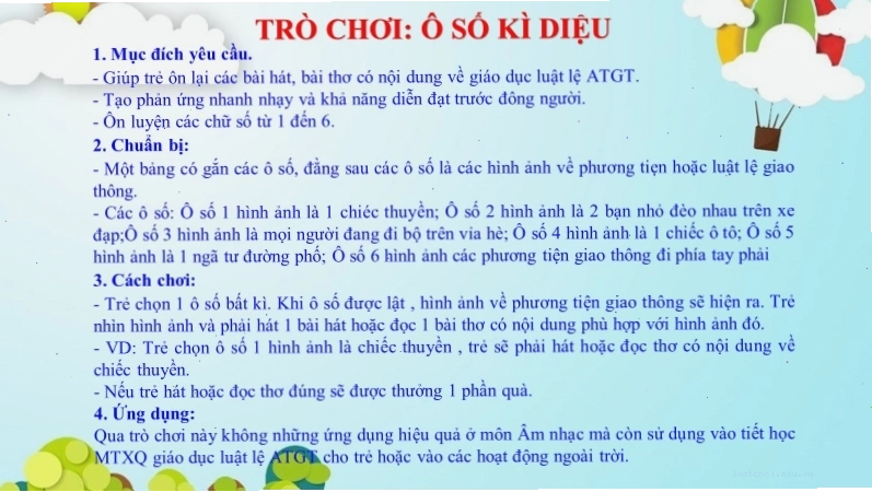 Trẻ vui chơi với mô hình đèn giao thông