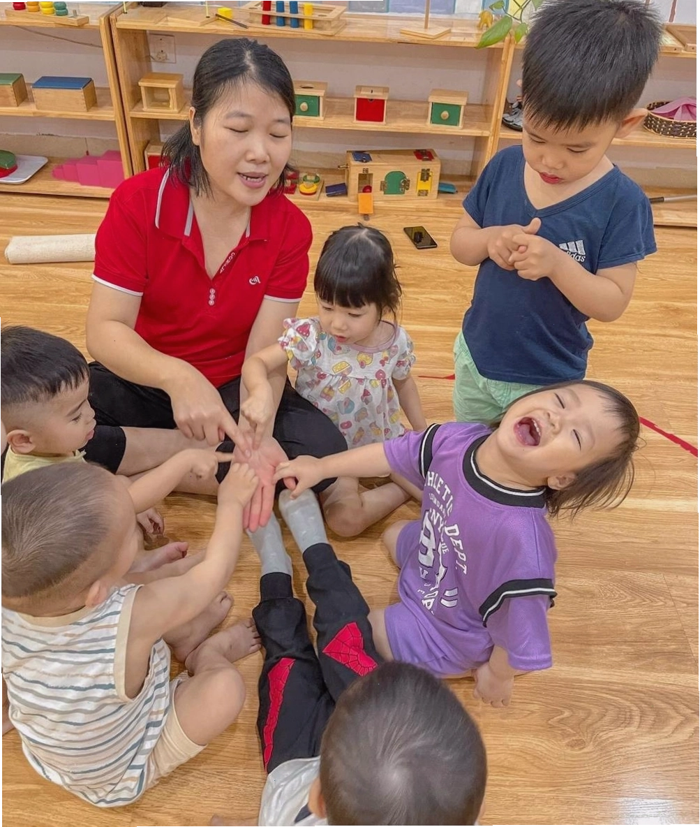 Trẻ vui vẻ chơi trò Chi chi chành chành