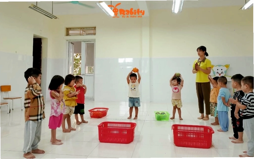 Trò chơi cho bé ném bóng vào rổ rèn luyện khả năng vận động