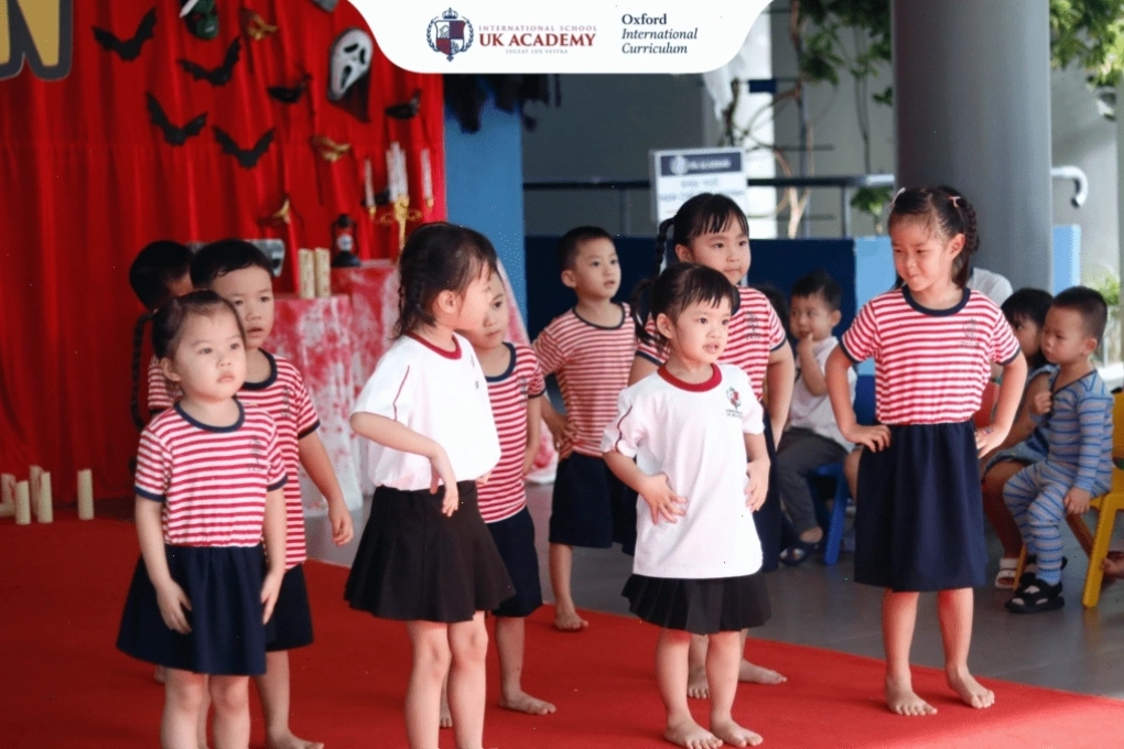 Trò chơi Giả làm tượng giúp trẻ rèn kiểm soát cơ thể và tính kiên nhẫn