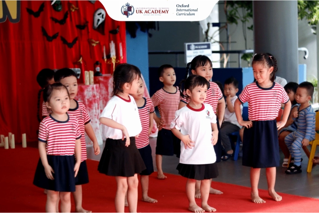 Trò chơi Giả làm tượng giúp trẻ rèn kiểm soát cơ thể và tính kiên nhẫn