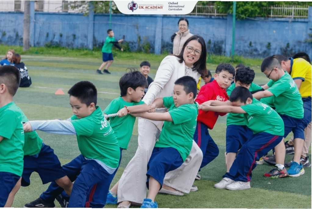 Trò chơi kéo co là một hoạt động thú vị giúp trẻ phát triển sức mạnh cơ bắp