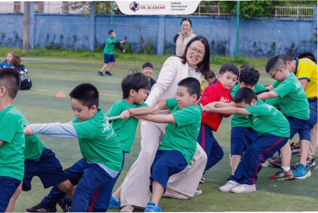 Trò chơi kéo co là một hoạt động thú vị giúp trẻ phát triển sức mạnh cơ bắp
