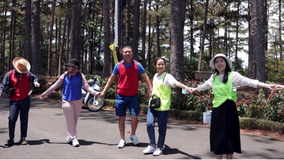 Trò chơi nối vòng tay lớn tạo không khí ấm áp và gần gũi