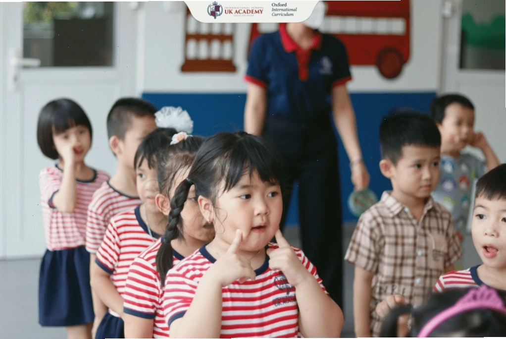 Xếp hàng di chuyển giúp trẻ rèn kỹ năng phối hợp, giữ trật tự và ý thức tổ chức.