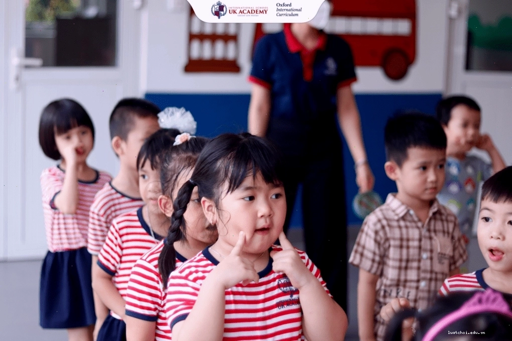 Xếp hàng di chuyển giúp trẻ rèn kỹ năng phối hợp, giữ trật tự và ý thức tổ chức.