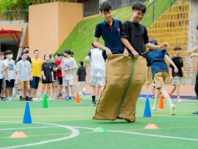 Nhảy bao bố - Kinh nghiệm tổ chức Teambuilding siêu hài hước
