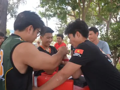 Vật tay - Luật thi đấu quốc tế chuẩn nhất bạn cần biết