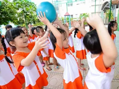 Chuyền bóng qua đầu - Trò chơi vận động đơn giản cho trẻ em