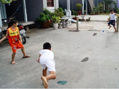 Trò chơi tạt lon giữ lon bài học bổ ích cho trẻ
